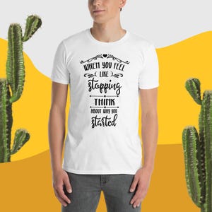 Quando você sentir vontade de parar, pense no motivo pelo qual começou, citação motivacional, arte de parede fitness, decoração de academia, camiseta unissex de manga curta