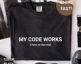 Könnte beinhalten: Schwarzes T-Shirt mit dem weißen Text "MY CODE WORKS [i have no idea why]". Das T-Shirt hat einen Rundhalsausschnitt und ein Etikett "COMFORT COLORS". Größe XL-TG-EG.