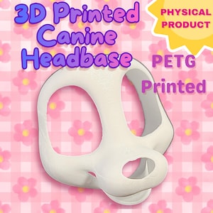 Puede incluir: Una base para la cabeza canina impresa en 3D en blanco, con un diseño detallado y aberturas para los ojos y la nariz. El texto "3D Printed Canine Headbase" está en morado y azul. También se ven las palabras "Physical Product" y "PETG Printed".