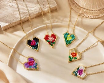 Collar con colgante de cuentas Miyuki en forma de corazón con motivo floral / Joyería con colgante de cuentas tejidas a mano