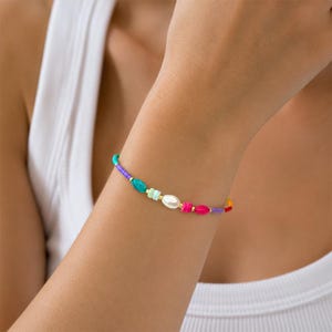 Buntes Miyuki-Perlenarmband mit Perlen- und Zirkonia-Akzenten, verstellbare Kordel