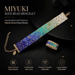 Op de afbeelding: Een kralen armband- en ring set. De armband heeft een verloop van blauwe, turquoise en witte zaadkralen met gouden accenten. De ring weerspiegelt het ontwerp van de armband. De tekst op de afbeelding luidt "MIYUKI SEED BEAD BRACELET".