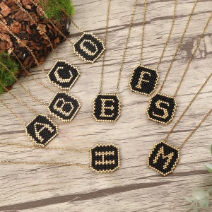 Série do alfabeto - Colar de miçangas feito à mão, letra de nome, presente de aniversário, 26 letras maiúsculas em inglês