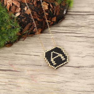 Collar con inicial de oro - Cuentas de semillas con letras personalizadas - Delica Miyuki hecha a mano - Joyería minimalista con nombre