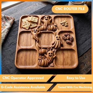 Pode incluir: Uma bandeja de servir quadrada de madeira com nove compartimentos divididos, apresentando motivos esculpidos de fantasmas e abóboras. A bandeja contém bolachas quadradas, sementes de abóbora e nozes. O texto CNC ROUTER FILE é visível no topo.