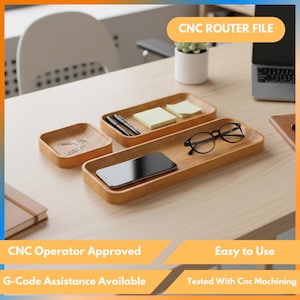 Puede incluir: Un conjunto de cuatro bandejas de madera de diferentes tamaños, dispuestas sobre una superficie de madera clara. Las bandejas contienen objetos como un smartphone, gafas, bolígrafos, notas adhesivas y clips. El texto de la imagen dice "CNC ROUTER FILE".