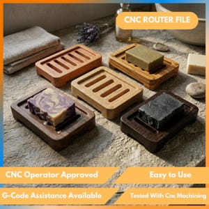 Puede incluir: Una colección de jaboneras de madera en varios tonos de marrón, cada una con una pastilla de jabón. Los jabones son de diferentes colores, incluyendo verde, morado y negro. El texto "CNC ROUTER FILE" es visible.