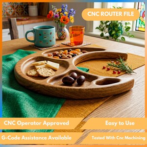 Könnte beinhalten: Ein Holzserviertablett mit mehreren Fächern, gefüllt mit Snacks wie Käse, Crackern, Nüssen und Trauben. Eine türkisfarbene Tasse und ein orangefarbenes Glas stehen daneben. Der Text "CNC ROUTER FILE" ist sichtbar.