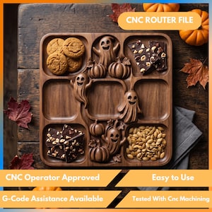 Op de afbeelding: Een vierkant houten serveerblad met negen verdeelde vakken met uitgesneden geest- en pompoenmotieven. Het blad bevat ronde koekjes, stukjes pure chocolade met noten en pompoenpitten. Tekst: CNC ROUTER FILE.