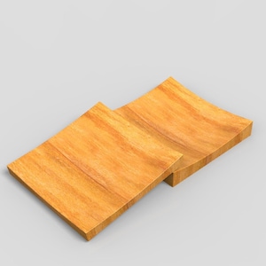 K&ouml;nnte beinhalten: Zwei quadratische Untersetzer aus Holz mit einer gebogenen Oberkante. Die Untersetzer bestehen aus hellbraunem Holz mit sichtbaren Maserungsmustern. Sie sind leicht gestapelt.