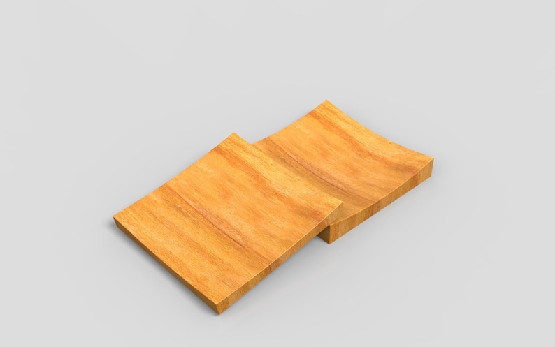 K&ouml;nnte beinhalten: Zwei quadratische Untersetzer aus Holz mit einer gebogenen Oberkante. Die Untersetzer bestehen aus hellbraunem Holz mit sichtbaren Maserungsmustern. Sie sind leicht gestapelt.