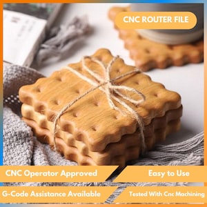 Könnte beinhalten: Ein Stapel hellbrauner, quadratischer Holzuntersetzer mit gewelltem Rand, mit Bindfaden gebunden. Die Untersetzer scheinen lasergeschnitten zu sein. Der Text auf dem Bild lautet "CNC ROUTER FILE", "CNC Operator Approved", "Easy to Use", "G-Code Assistance Available" und "Tested With Cnc Machining."