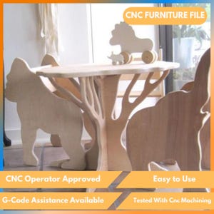 Puede incluir: Archivo de muebles CNC: Un conjunto de mesa y sillas de madera con siluetas de animales, incluyendo un gorila, un elefante y un caballo tirando de un carro. El conjunto está diseñado para niños y está aprobado por un operador CNC. La asistencia de G-Code está disponible.