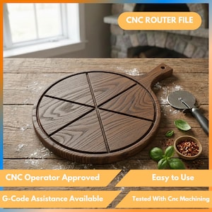 Könnte beinhalten: Ein runder Pizza-Servierteller aus Holz mit Griff, in sechs gleiche Teile unterteilt. Ein Pizzaschneider, Basilikumblätter und eine kleine Schüssel mit Gewürzen liegen neben dem Brett. Der Text "CNC ROUTER FILE", "CNC Operator Approved", "Easy to Use", "G-Code Assistance Available" und "Tested With Cnc Machining" sind ebenfalls sichtbar.