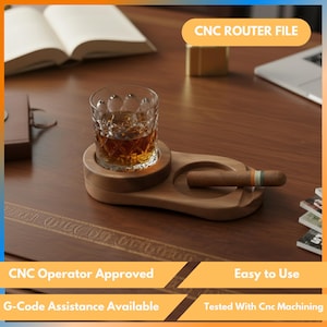 Puede incluir: Un soporte de madera para whisky y puros con un vaso de líquido ámbar y un puro. El soporte tiene una hendidura circular para el vaso y una ranura curva para el puro. El texto "CNC ROUTER FILE" es visible.