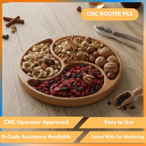 Pode incluir: Uma bandeja de madeira com três compartimentos cheios de nozes, frutas secas e especiarias. A bandeja redonda tem um acabamento em madeira natural. O texto na imagem diz "CNC ROUTER FILE", "CNC Operator Approved", "Easy to Use", "G-Code Assistance Available" e "Tested With Cnc Machining".