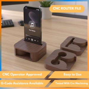 Puede incluir: Un soporte de teléfono de madera marrón con una ranura para un teléfono, que muestra una aplicación de música. El soporte está acompañado de recortes de números de madera a juego. El texto de la imagen dice "CNC ROUTER FILE", "CNC Operator Approved" y "Easy to Use".