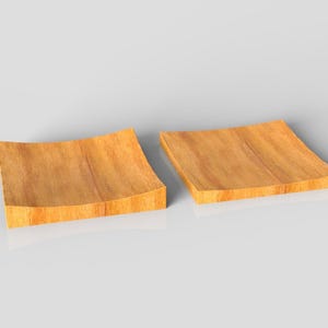 K&ouml;nnte beinhalten: Zwei quadratische Holzplatten mit geschwungenem Design. Die Platten bestehen aus hellbraunem Holz mit sichtbarer Maserung und einem leicht erh&ouml;hten Rand. Die Platten werden auf einer wei&szlig;en Oberfl&auml;che pr&auml;sentiert.