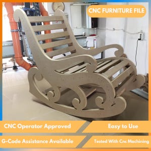 Puede incluir: Una mecedora de madera con respaldo de listones y brazos curvos. La silla está siendo cortada por una máquina CNC. La imagen incluye el texto "CNC Furniture File", "CNC Operator Approved", "G-Code Assistance Available", "Easy to Use", y "Tested With Cnc Machining".