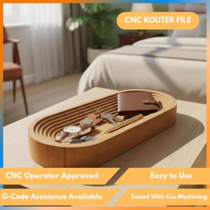 Puede incluir: Una bandeja ovalada de madera con un diseño en capas, que contiene una cartera marrón, llaves, un reloj y un bolígrafo. La bandeja está sobre una mesa de madera de color claro. El texto de la imagen dice "CNC ROUTER FILE", "CNC Operator Approved", "Easy to Use" y "G-Code Assistance Available".