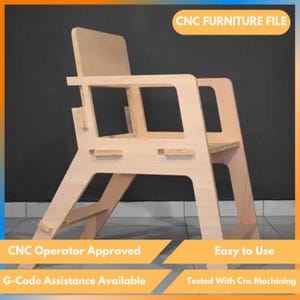 Może przedstawiać: Drewniane krzesło z dołączonym stopniem. Krzesło jest wykonane z płyty wiórowej i ma prosty design. Tekst "CNC Furniture File" znajduje się w górnej części obrazu. Tekst "CNC Operator Approved" znajduje się w lewym dolnym rogu obrazu. Tekst "G-Code Assistance Available" znajduje się pod tekstem "CNC Operator Approved". Tekst "Easy to Use" znajduje się w prawym dolnym rogu obrazu. Tekst "Tested With Cnc Machining" znajduje się pod tekstem "Easy to Use".