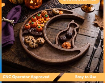 Könnte beinhalten: Ein halbmondförmiges Serviertablett aus Holz mit einer ausgeschnittenen Katzensilhouette. Das Tablett ist mit verschiedenen Halloween-Süßigkeiten gefüllt, darunter kürbisförmige Bonbons, Schokoladenfledermäuse und Kekse, die auf einer dunklen Holzoberfläche liegen.
