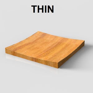 K&ouml;nnte beinhalten: Ein d&uuml;nnes, quadratisches Holztablett mit geschwungenem Design. Das Tablett besteht aus hellbraunem Holz und hat eine glatte Oberfl&auml;che. Das Wort "THIN" ist in Schwarz &uuml;ber dem Tablett aufgedruckt.