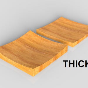 K&ouml;nnte beinhalten: Zwei quadratische Holztabletts, eines mit der Aufschrift "THIN" und das andere mit "THICK". Die Tabletts haben ein geschwungenes Design und eine nat&uuml;rliche Holzmaserung. Der Hintergrund ist hellgrau.