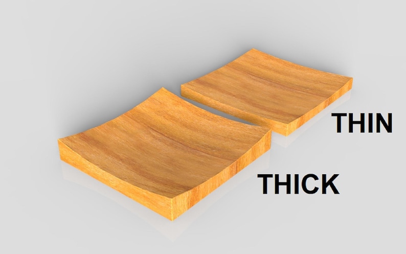 K&ouml;nnte beinhalten: Zwei quadratische Holztabletts, eines mit der Aufschrift "THIN" und das andere mit "THICK". Die Tabletts haben ein geschwungenes Design und eine nat&uuml;rliche Holzmaserung. Der Hintergrund ist hellgrau.