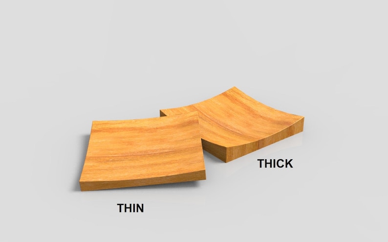 K&ouml;nnte beinhalten: Zwei quadratische Holzobjekte mit geschwungenem Design. Eines ist mit "THIN" (d&uuml;nn) und das andere mit "THICK" (dick) beschriftet. Das Holz hat eine nat&uuml;rliche Maserung und eine warme, hellbraune Farbe. Die Objekte sind wahrscheinlich dekorativ oder funktional.