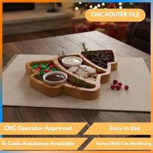 Könnte beinhalten: Ein hölzernes Serviertablett in Form eines Weihnachtsbaums, gefüllt mit Snacks und Dips. Das Tablett enthält Süßigkeiten, Kekse, Brezeln und kleine Schalen mit Saucen. Der Text "CNC ROUTER FILE" ist sichtbar.