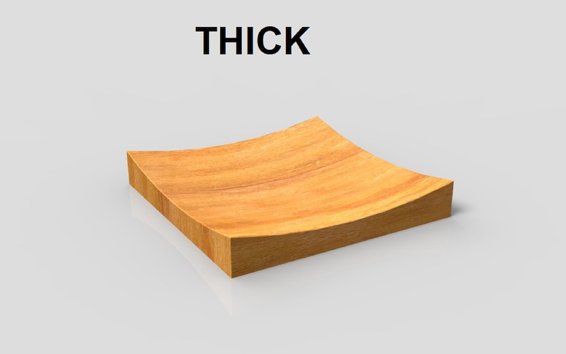 K&ouml;nnte beinhalten: Ein quadratisches Holztablett mit einer gew&ouml;lbten, konkaven Oberfl&auml;che. Das Tablett besteht aus hellbraunem Holz und hat ein dickes, solides Aussehen. Das Wort "THICK" ist in Schwarz &uuml;ber dem Tablett aufgedruckt.