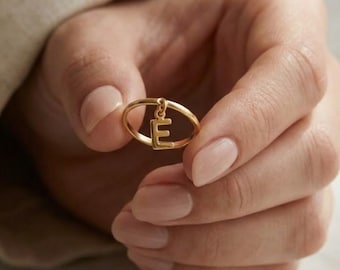 Anillo minimalista con inicial, anillo con dije de inicial delicado, anillo apilable con alfabeto, anillo para el Día de la Madre, plata 925, caja de madera para ingresar texto gratis
