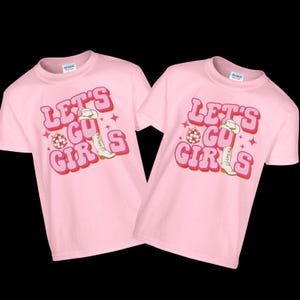 Let’s Go Girls Cowboy Boots T-shirt, Cowgirl graficzny T-shirt, Western graficzny T-shirt, kawalerski T-shirt, buty na ziemi T-shirt