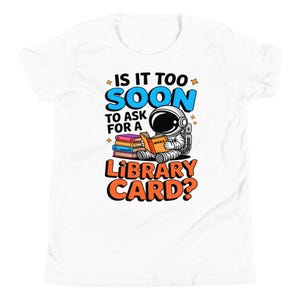 Astronaut Bibliothek Karten-Shirt | Ist es noch zu früh für einen Bibliotheksausweis? | Space Kids Tshirt | Bücherwurm Space Theme | Natürliche Farbe Ideen