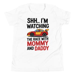 Psst, ich passe das Rennen mit Mama & Papa auf - Rennwagen-Baby-Tshirt - niedliches Geschenk für Neugeborene