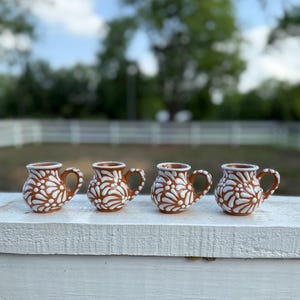 Talavera Tequila Jarrito Shot glasses Set brown and white. Set de Jarrito Tequileros de Talavera café con blanco.