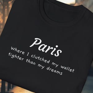 Paris Lustig Reise T-Shirt | Umklammerte Geldbörse Humor | Pariser Abenteuer T-Shirt | Sarkastisches Reisegeschenk für Unisex Männer & Frauen