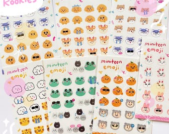 Può includere: Diversi fogli di adesivi con disegni di emoji, tra cui facce di animali, nuvole e frutta. Ogni foglio riporta la scritta "miniteen emoji". Il marchio "Bater Kookies" è stampato in alto a sinistra. Ideali per scrapbooking o lavori creativi.