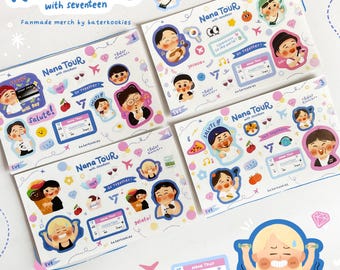 Può includere: Quattro fogli di adesivi con illustrazioni di cartoni animati e la scritta "Nana Tour with seventeen". Ogni foglio presenta disegni diversi, tra cui personaggi, cibo ed elementi a tema viaggio. Gli adesivi sono merchandising fatto dai fan.