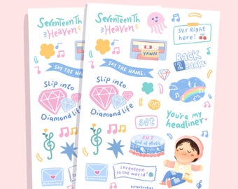 Può includere: Un set di adesivi colorati con illustrazioni di note musicali, un diamante, una cassetta, una nuvola con un arcobaleno, una torta e una persona. Gli adesivi includono anche testo come "Seventeen Heaven", "Say the Name", "Slip into Diamond Life", "SVT Right Here", "Back 2 Back", "You're My Headliner", "SVT God of Music" e "Seventeen to the World!"