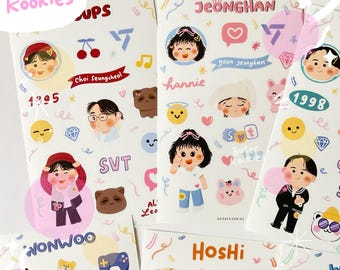 Può includere: Fogli di adesivi con illustrazioni di cartoni animati di persone, animali e simboli. Gli adesivi includono i nomi "Jeonghan", "Hoshi", "Wonwoo" e "Choi Seungcheol", insieme al testo "Bater Kookies". Gli adesivi sono in vari colori.