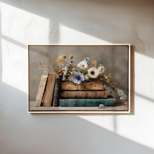 Lienzo con estampado floral vintage apilado de libros – Impresión al óleo de estilo cottagecore para la decoración de bibliotecas