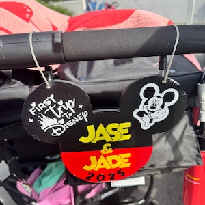 Etiqueta personalizada para cochecito de Disney / Letrero de vacaciones personalizado de Mickey Mouse / Etiqueta con nombre para primer viaje a Disney / Identificador de bolsa o cochecito del parque