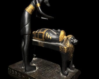 ツタンカーメンのミイラ化過程における黒と金のエジプト神アヌビス像