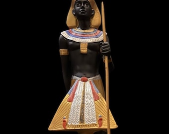 重厚な石で作られた、美しい金の絵が描かれた美しい若い王