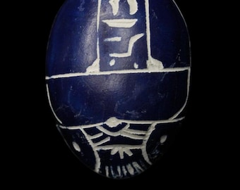 Estatua de escarabajo de piedra hecha a mano – Amuleto egipcio con pátina azul