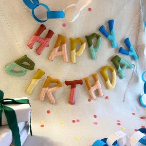 Faixa de Feliz Aniversário em Feltro Arco-Íris – Guirlanda de Festa Colorida e Reutilizável – Bandeirinhas de Feltro Feitas à Mão para Crianças e Adultos, Decoração de Aniversário, Acessório para Fotos