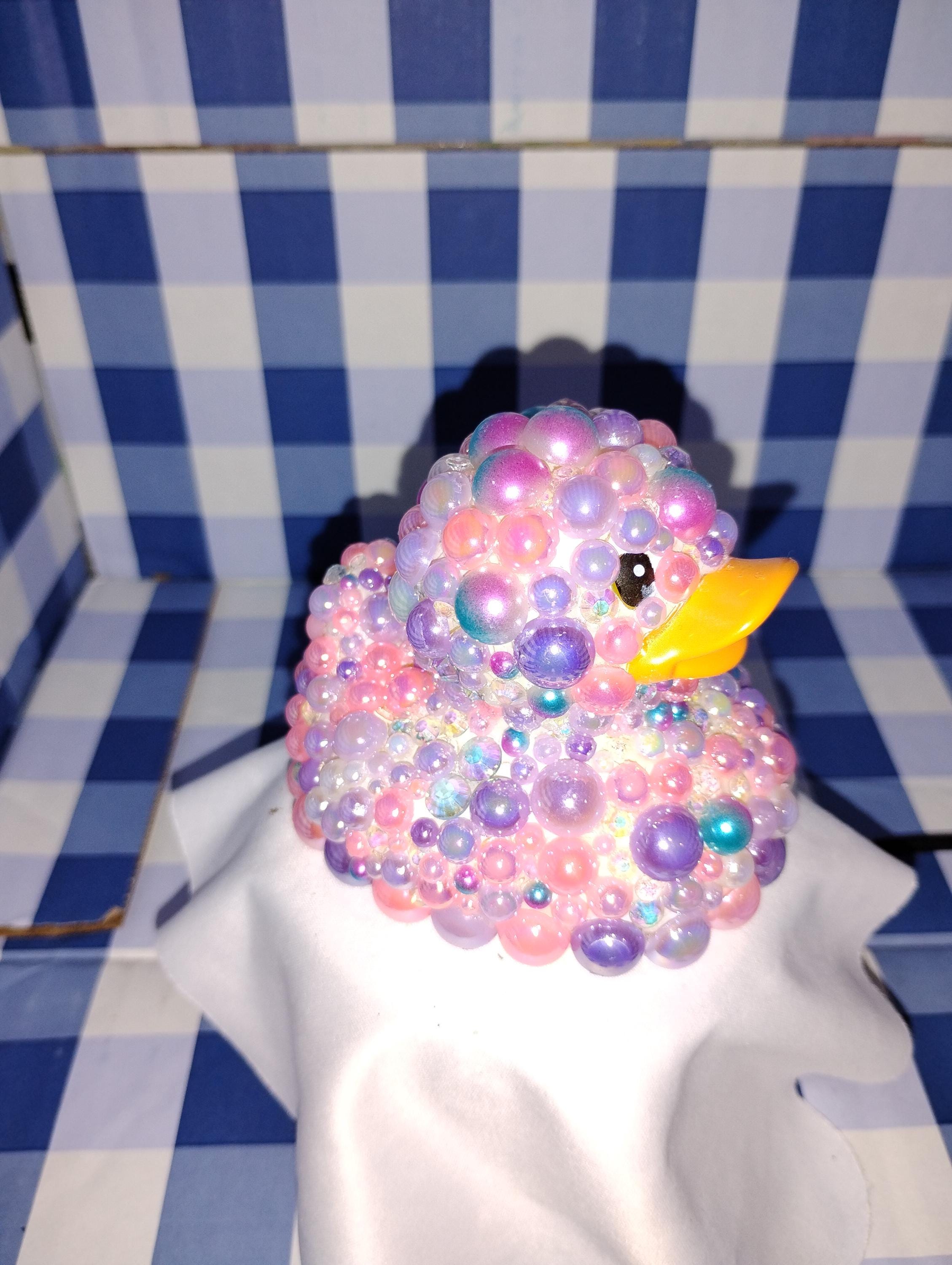 Nuevo y hermoso pato de goma con burbujas brillantes hecho a mano.