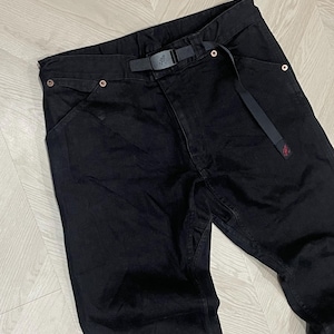 Puede incluir: Pantalones vaqueros negros con cintur&oacute;n incorporado. Los pantalones tienen un corte de pierna recto y presentan un peque&ntilde;o logotipo rojo cerca del bolsillo. El cintur&oacute;n tiene una hebilla negra. Los pantalones est&aacute;n hechos de un material resistente.
